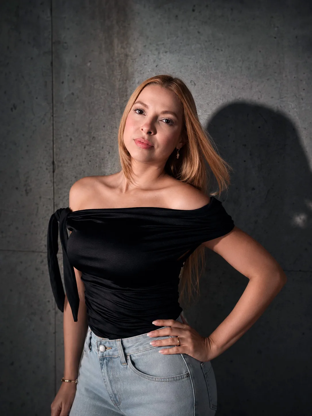 Blusa negra para usar con pantalones anchos