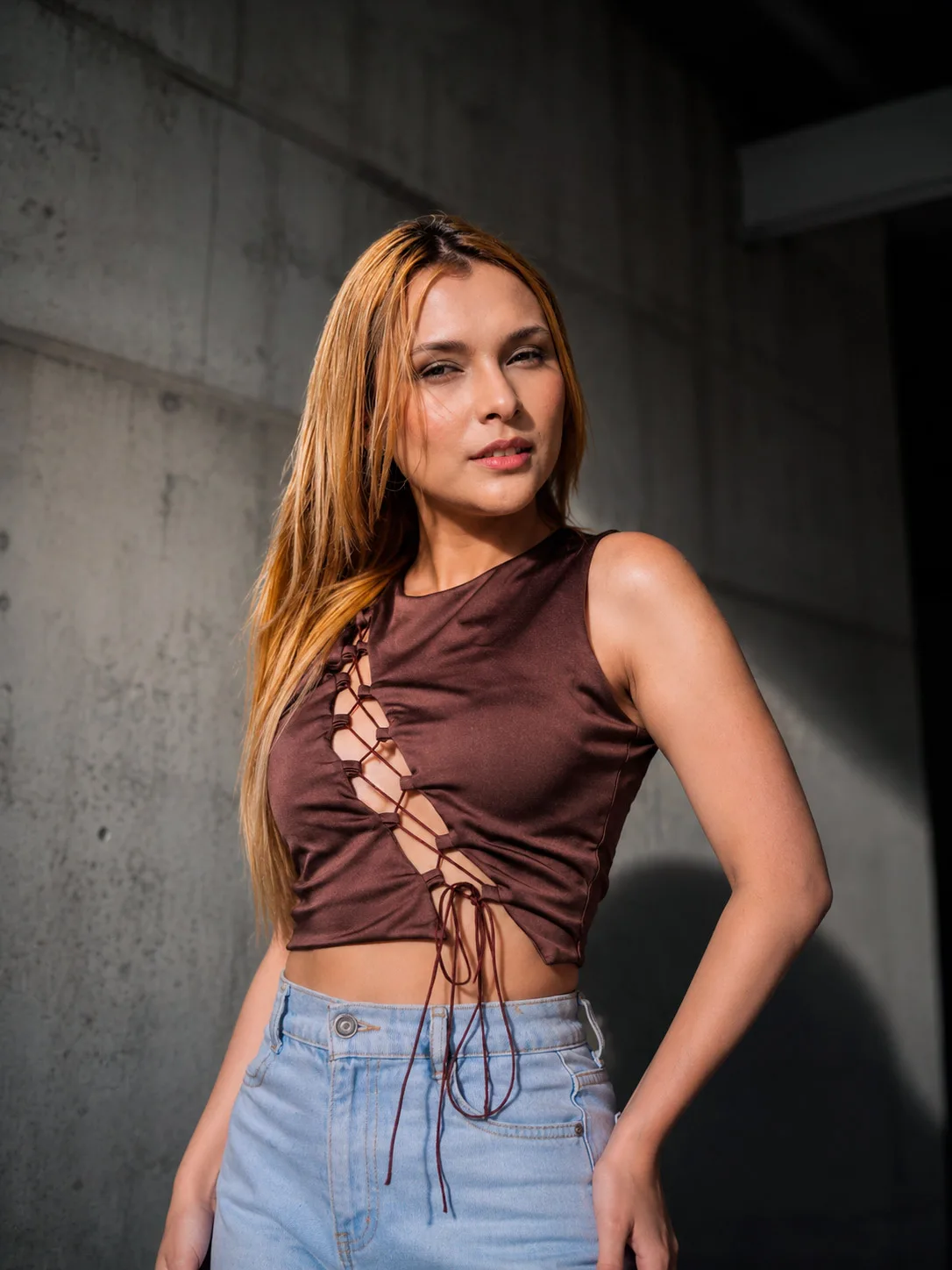 Crop top chocolate combinado con jeans anchos